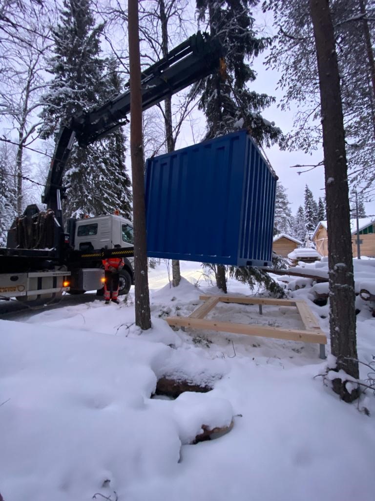 Myös kontit Lappiin toimitettiin sellaisenaan perille. Paikallinen sähköasentaja teki mökkiin sisäasennustyöt, eikä meidän tarvinnut edes käydä kohteessa. Rahaa säästyi huimasti!.