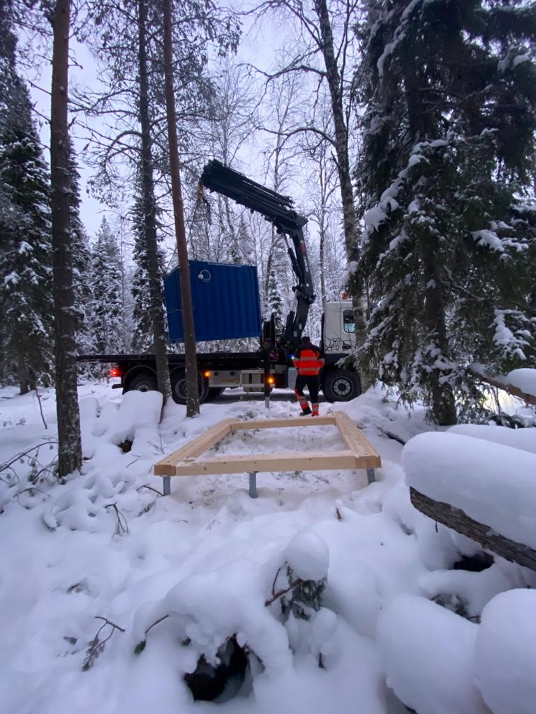 Myös kontit Lappiin toimitettiin sellaisenaan perille. Paikallinen sähköasentaja teki mökkiin sisäasennustyöt, eikä meidän tarvinnut edes käydä kohteessa. Rahaa säästyi huimasti!.