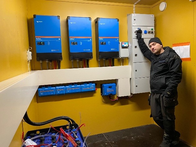 Asentaja Mikko Tuomi, Ari Tuomi Oy:stä on erikoistunut Energiakonttien tekniseen toteuttamiseen.